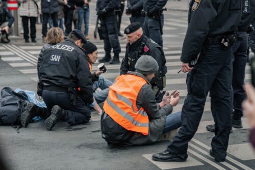 erkennungsdienstliche Behandlung Klimaaktivistin nach Blockadeaktion