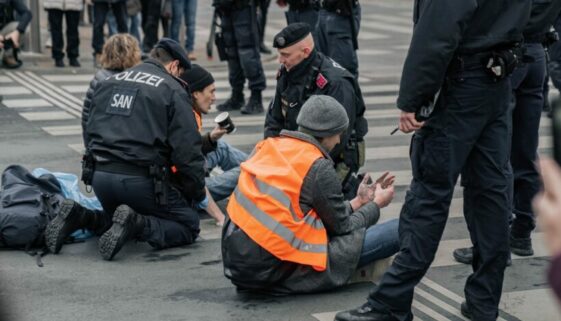erkennungsdienstliche Behandlung Klimaaktivistin nach Blockadeaktion