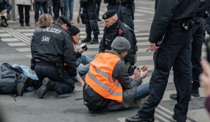 Erkennungsdienstliche Behandlung Klimaaktivistin nach Blockadeaktion