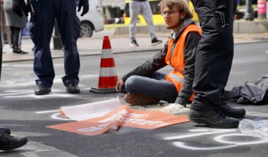 Klimaaktivist – Festkleben an Fahrbahn und Rettungsgasse