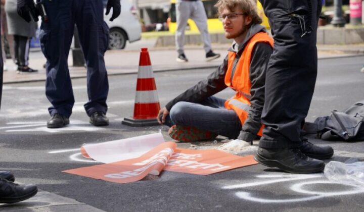Klimaaktivist – Festkleben an Fahrbahn und Rettungsgasse