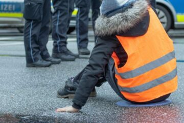 Sitzblockade auf öffentlicher Straße eine strafbare Nötigung?