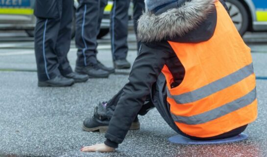 Sitzblockade auf öffentlicher Straße eine strafbare Nötigung?