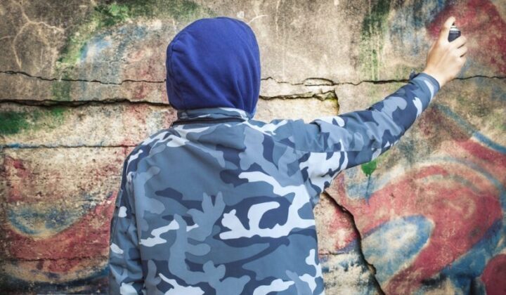 Hinreichender Tatverdacht für Sachbeschädigung durch Graffiti