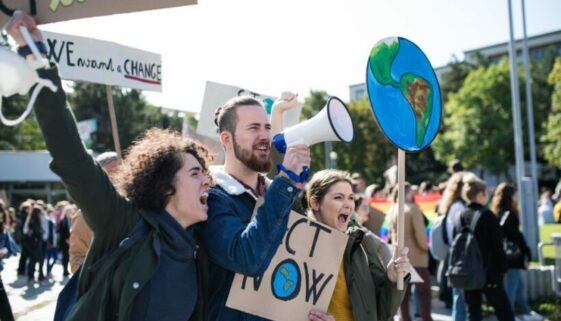 Klimaprotest mit Megaphon und Schildern.
