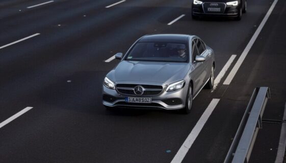 Mercedes wechselt direkt nach Beschleunigungsstreifen vor Audi auf die Überholspur