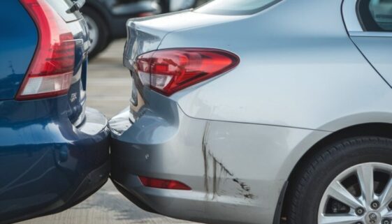 Auto streift beim Ausparken parkendes Fahrzeug und fährt weiter