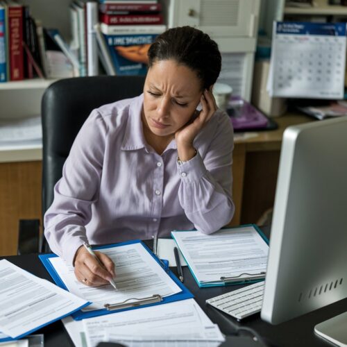 Hebamme füllt Abrechnung aus