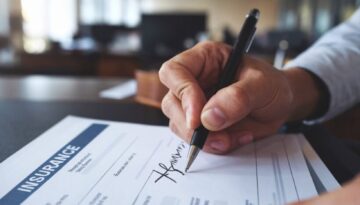 Hand unterschreibt gefälschten Versicherungsantrag mit falschem Namen.