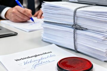 Verbindungsbeschluss als Eröffnung des Hauptverfahrens: Führt zur Einstellung