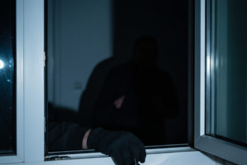 Widerruf der Strafaussetzung zur Bewährung: Folgen neuer Straftat und Pflichtverteidiger