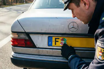 Versuch der Urkundenfälschung: Gefälschte Prüfplakette oder Wahndelikt?