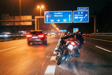 Das verbotene Kraftfahrzeugrennen als Alleinrennen: Strafe trotz ungeeichtem Tacho