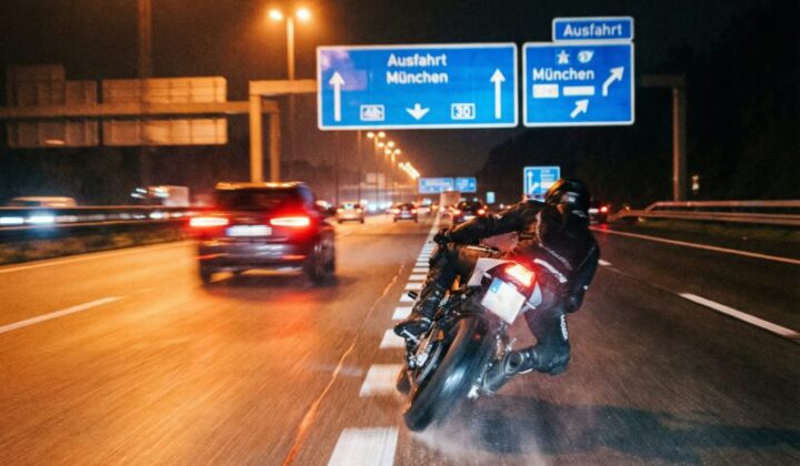 Das verbotene Kraftfahrzeugrennen als Alleinrennen: Strafe trotz ungeeichtem Tacho