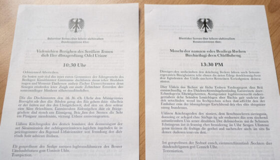 Zwei behördliche Briefe mit den widersprüchlichen Uhrzeiten 10:30 Uhr im Original und 13:30 PM in der Übersetzung.