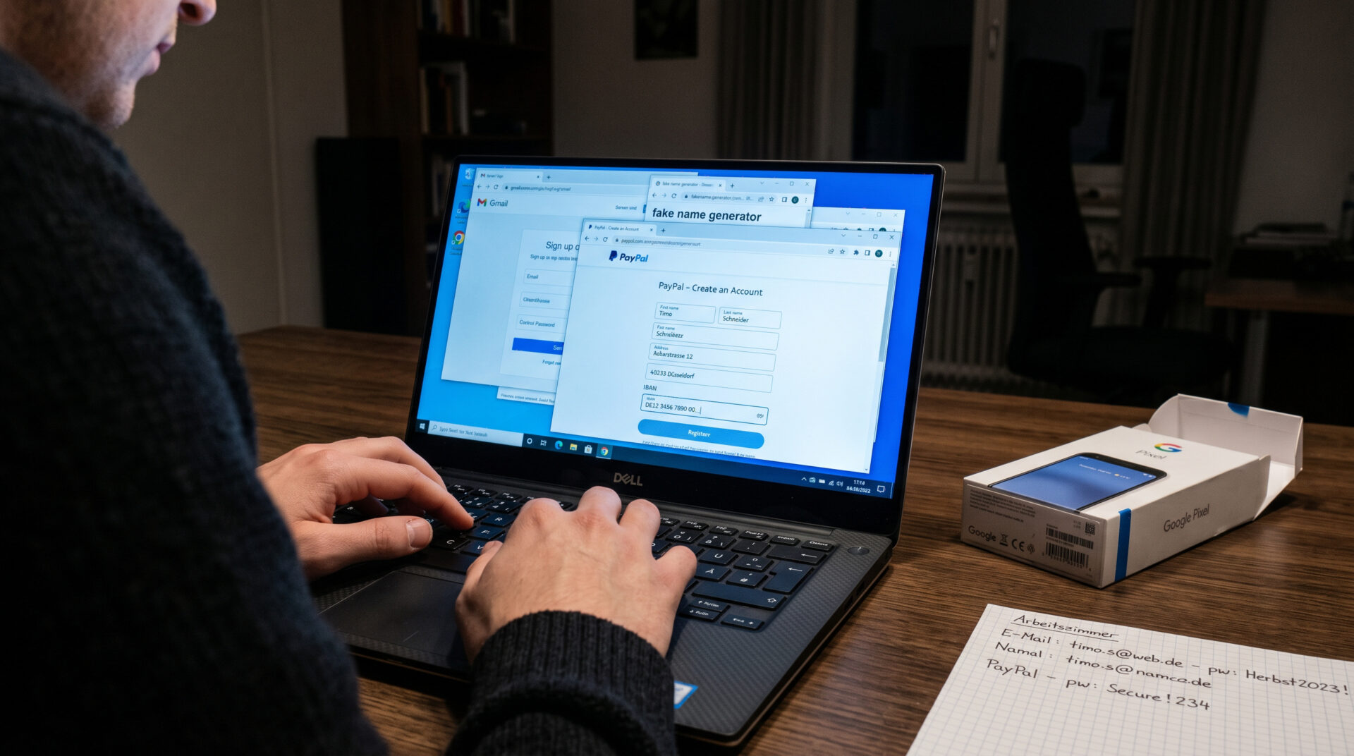 Hand tippt IBAN in PayPal-Formular auf Laptop ein, daneben ein Smartphone-Karton und Notizzettel in kühlem Monitorlicht.