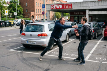 Streit zwischen zwei Männern auf Supermarktparkplatz