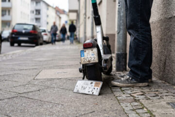 Aussetzung der Reststrafe: Erstverbüßer erhält nach E-Scooter-Verstoß keine Bewährung