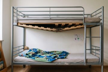 Fahrlässige Tötung durch Unterlassen: Zwei Tagesmütter nach Bettunfall freigesprochen