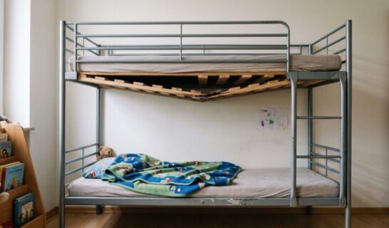 Fahrlässige Tötung durch Unterlassen: Zwei Tagesmütter nach Bettunfall freigesprochen